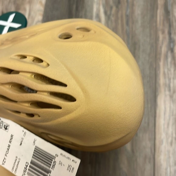 NWT Yeezy Foam Runner Desert Sand - Picture 3 of 7